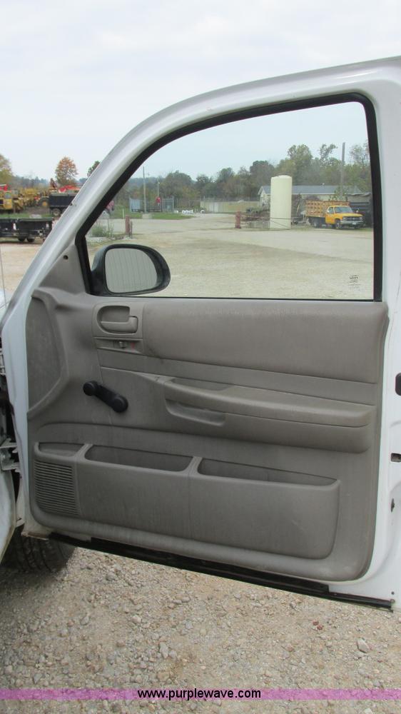 image for item I3200 2003 Dodge Dakota Club Cab pickup truck