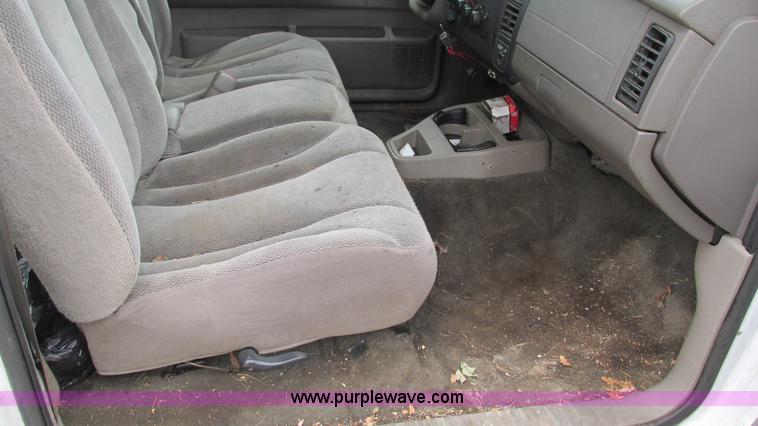 image for item I3200 2003 Dodge Dakota Club Cab pickup truck