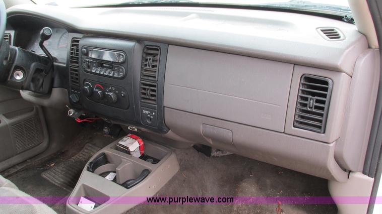 image for item I3200 2003 Dodge Dakota Club Cab pickup truck