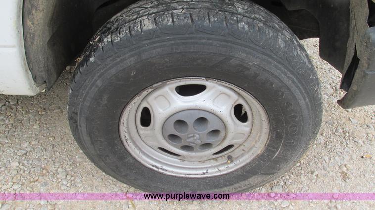 image for item I3200 2003 Dodge Dakota Club Cab pickup truck