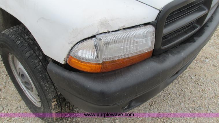 image for item I3200 2003 Dodge Dakota Club Cab pickup truck
