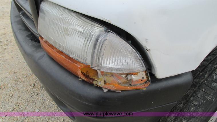 image for item I3200 2003 Dodge Dakota Club Cab pickup truck