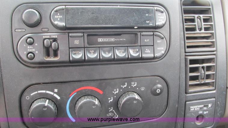 image for item I3200 2003 Dodge Dakota Club Cab pickup truck