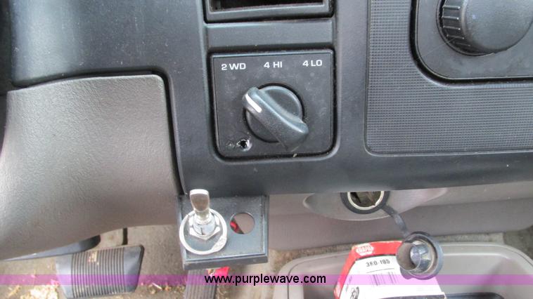 image for item I3200 2003 Dodge Dakota Club Cab pickup truck