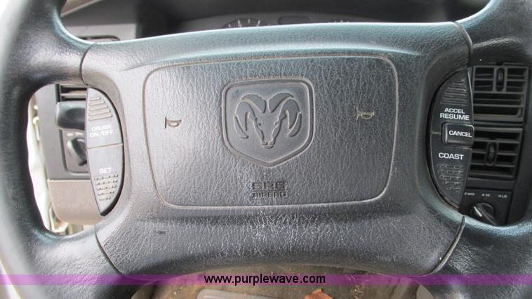 image for item I3200 2003 Dodge Dakota Club Cab pickup truck