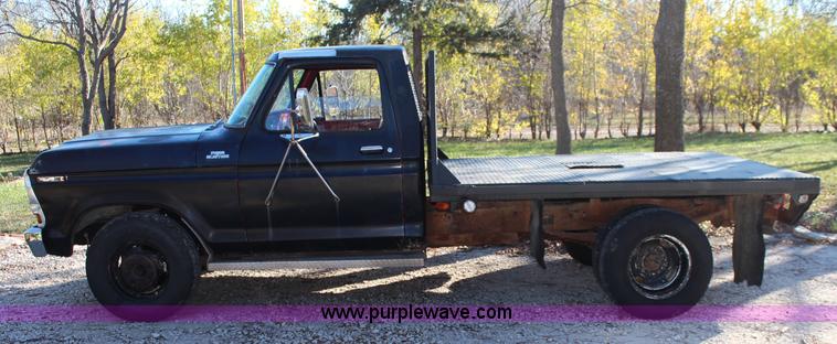 image for item I5920 1978 Ford F350 Custom flatbed pickup truck
