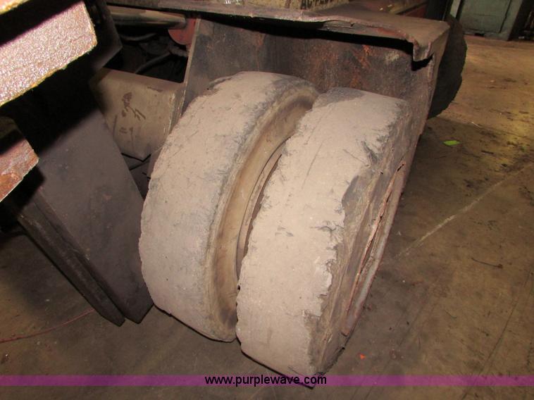 image for item I6721 Allis Chalmers AC-P200 forklift