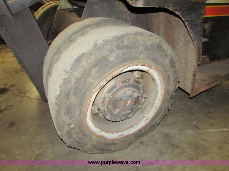 image for item I6721 Allis Chalmers AC-P200 forklift