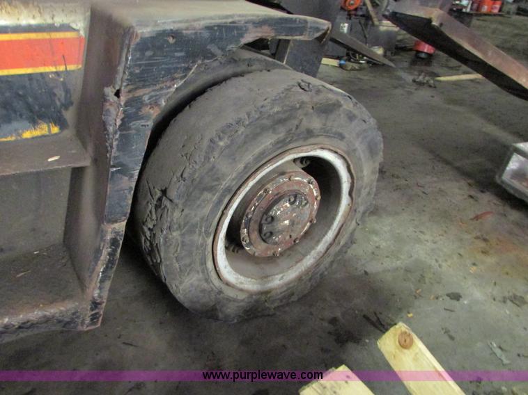 image for item I6721 Allis Chalmers AC-P200 forklift