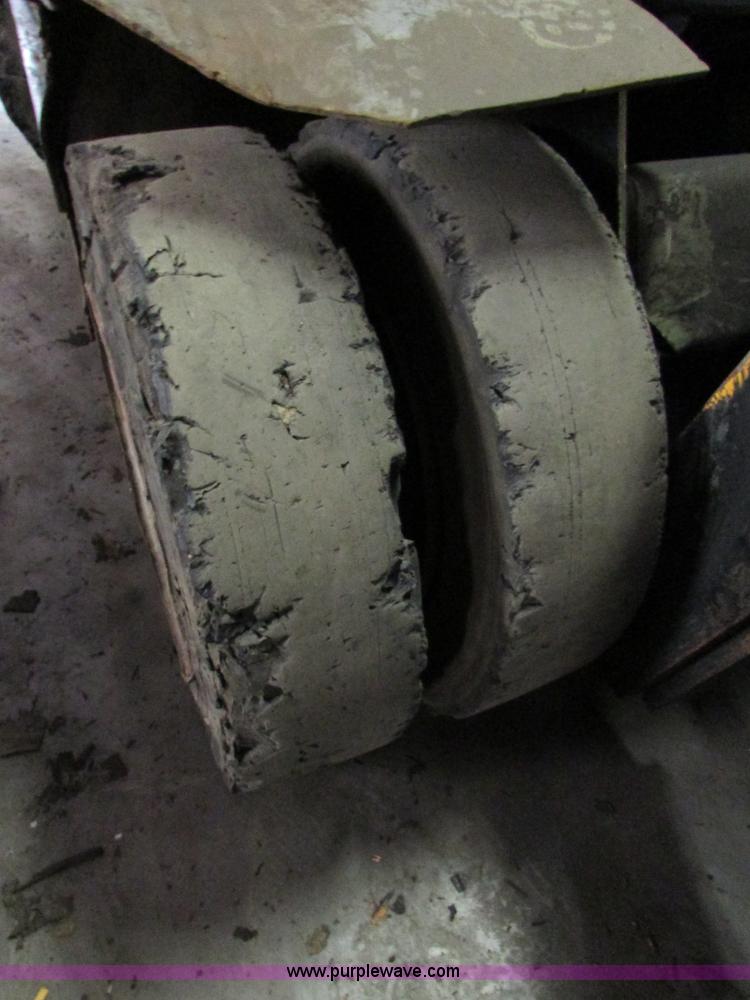 image for item I6721 Allis Chalmers AC-P200 forklift