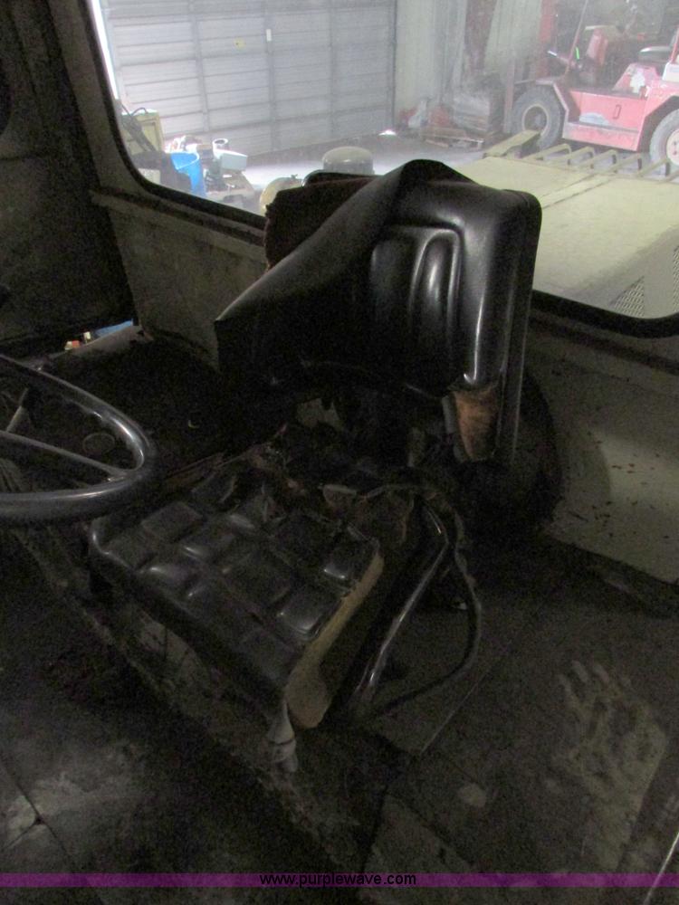 image for item I6721 Allis Chalmers AC-P200 forklift