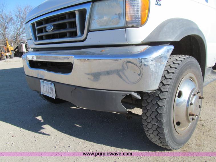 image for item J3357 2002 Ford Econoline E550 box truck