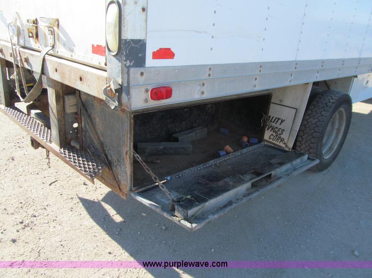 image for item J3357 2002 Ford Econoline E550 box truck