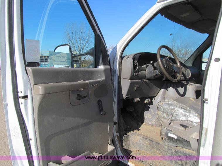 image for item J3357 2002 Ford Econoline E550 box truck