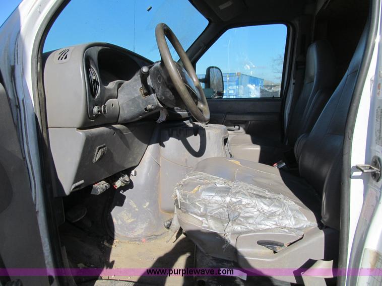 image for item J3357 2002 Ford Econoline E550 box truck