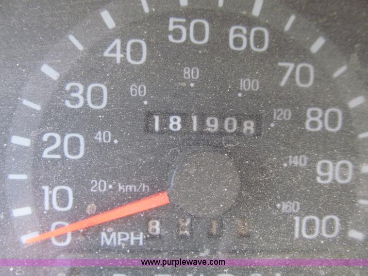 image for item J3357 2002 Ford Econoline E550 box truck