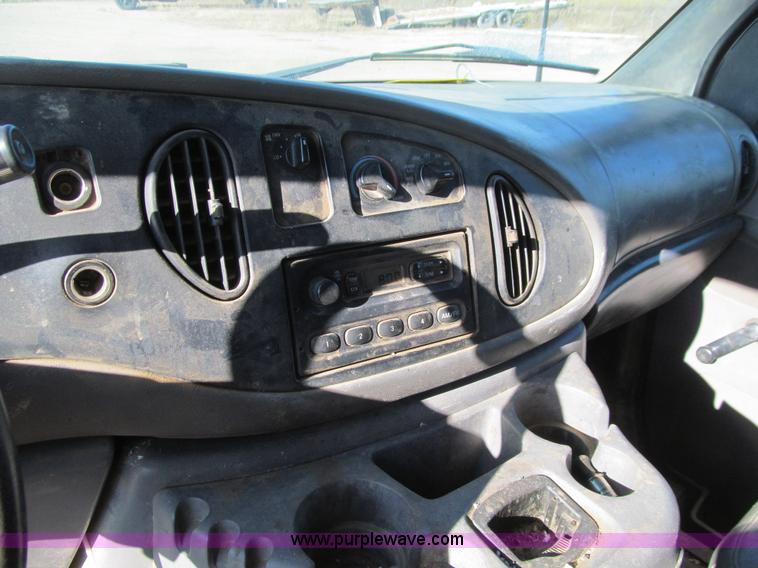 image for item J3357 2002 Ford Econoline E550 box truck