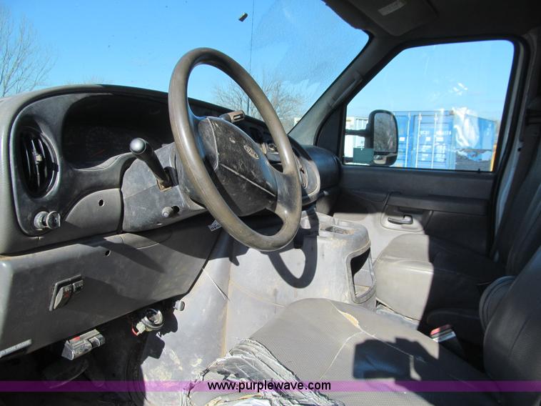 image for item J3357 2002 Ford Econoline E550 box truck