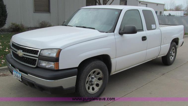 image for item J3475 2006 Chevrolet Silverado 1500 Ext. Cab pickup truck