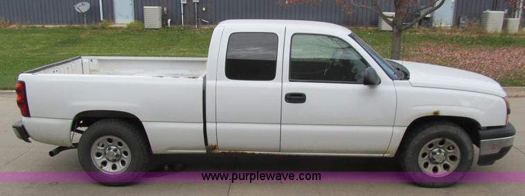 image for item J3475 2006 Chevrolet Silverado 1500 Ext. Cab pickup truck