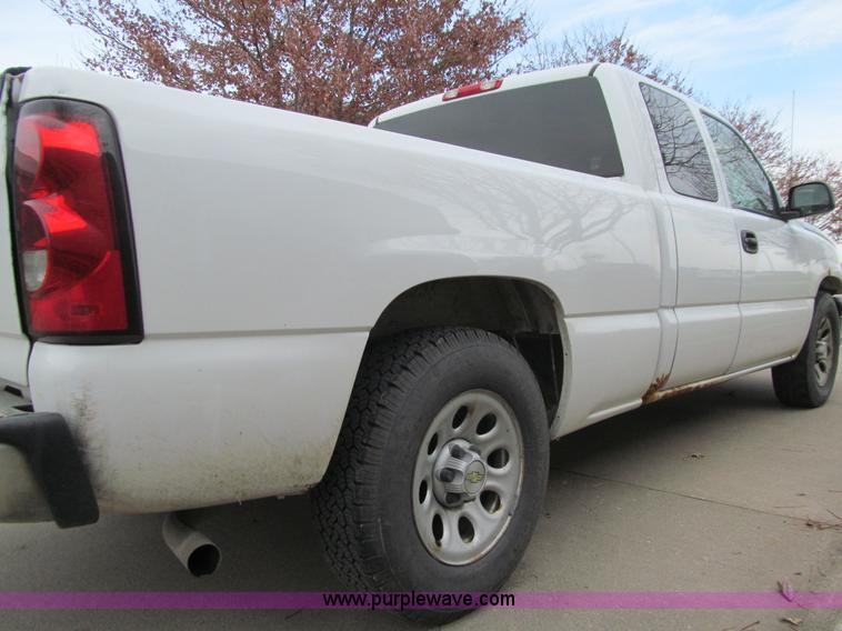 image for item J3475 2006 Chevrolet Silverado 1500 Ext. Cab pickup truck