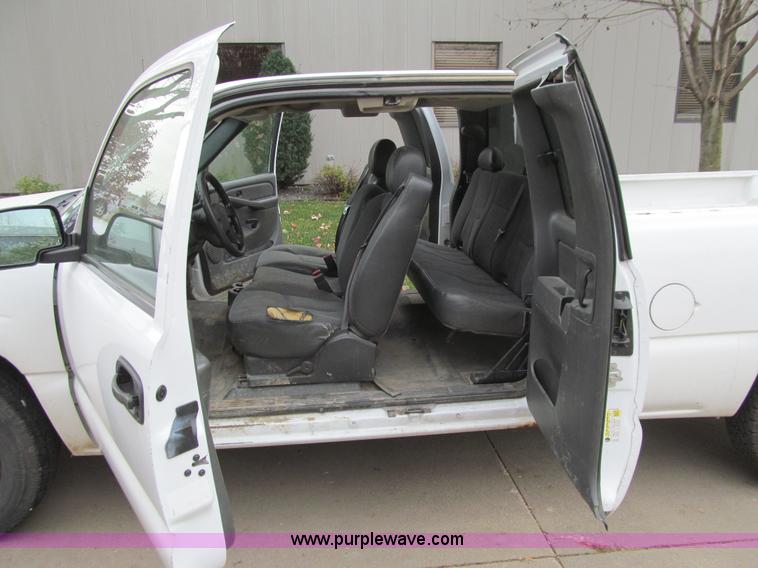 image for item J3475 2006 Chevrolet Silverado 1500 Ext. Cab pickup truck