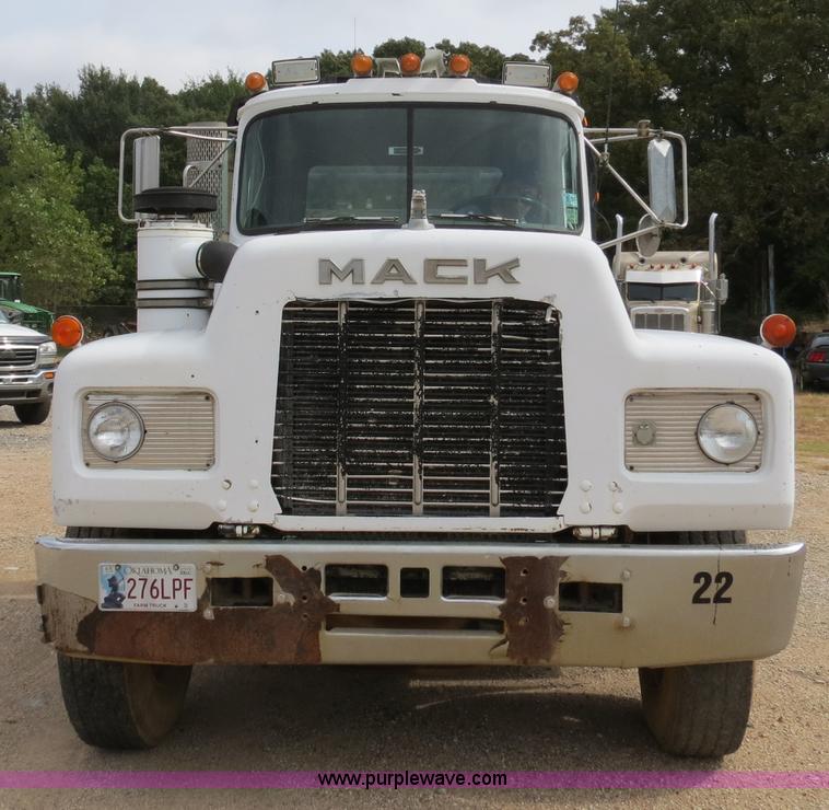 image for item B4821 1989 Mack R690ST semi truck