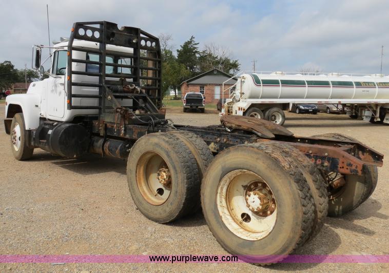 image for item B4821 1989 Mack R690ST semi truck