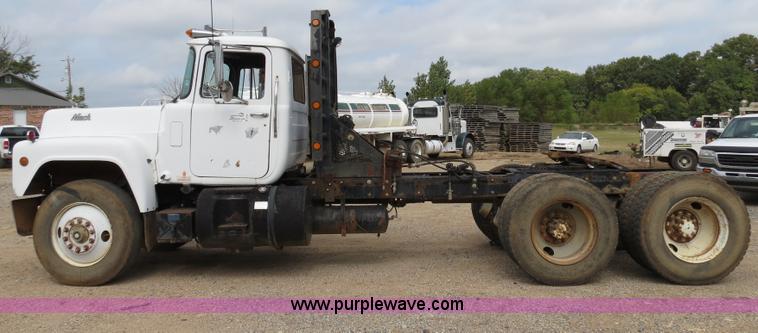 image for item B4821 1989 Mack R690ST semi truck