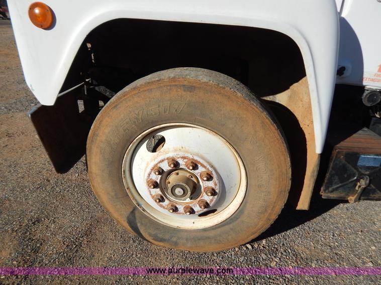 image for item B4821 1989 Mack R690ST semi truck