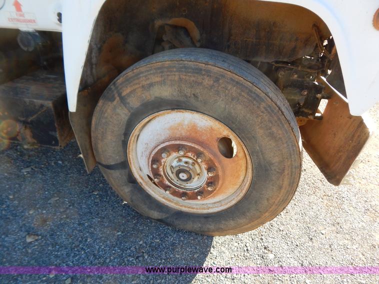 image for item B4821 1989 Mack R690ST semi truck