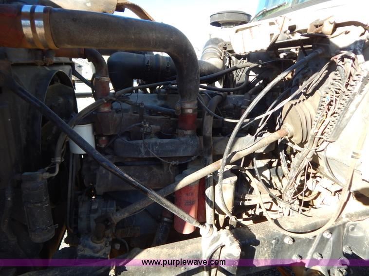 image for item B4821 1989 Mack R690ST semi truck