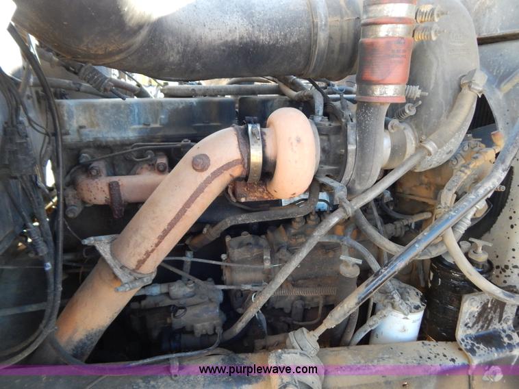 image for item B4821 1989 Mack R690ST semi truck