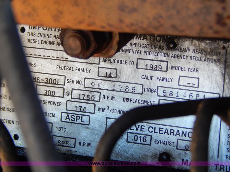 image for item B4821 1989 Mack R690ST semi truck