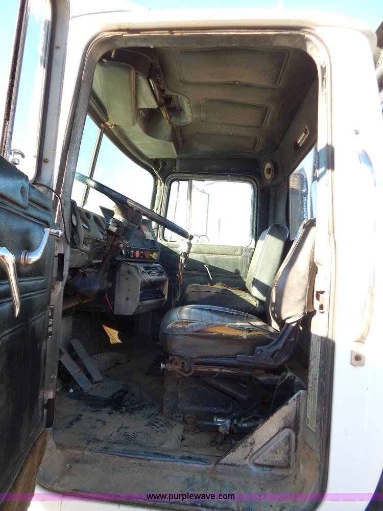 image for item B4821 1989 Mack R690ST semi truck