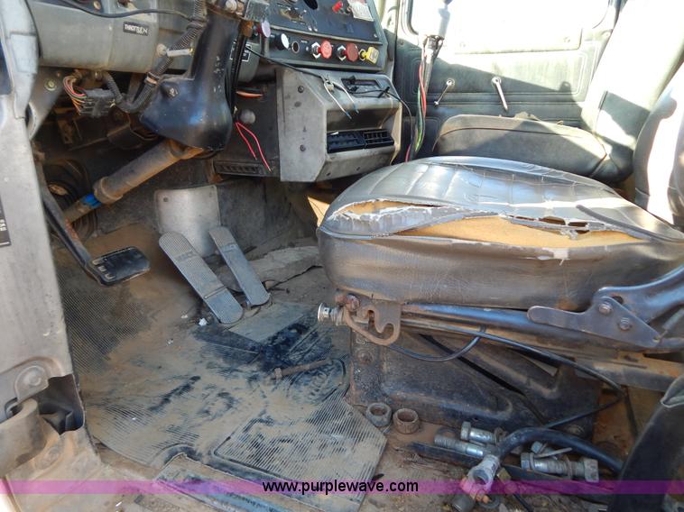 image for item B4821 1989 Mack R690ST semi truck