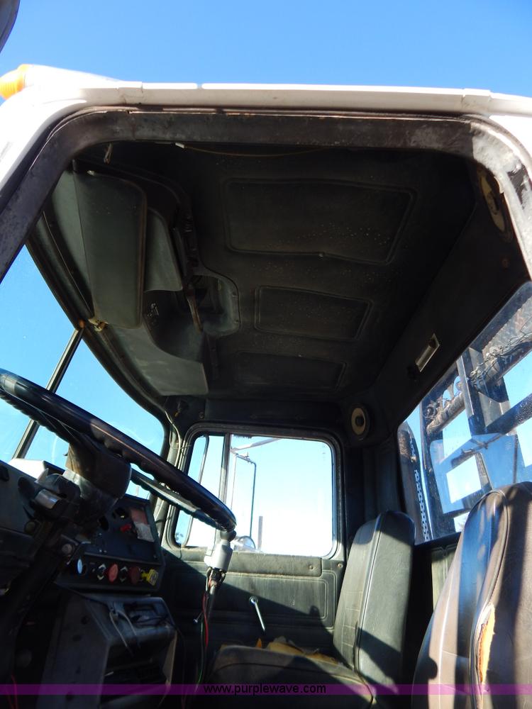 image for item B4821 1989 Mack R690ST semi truck