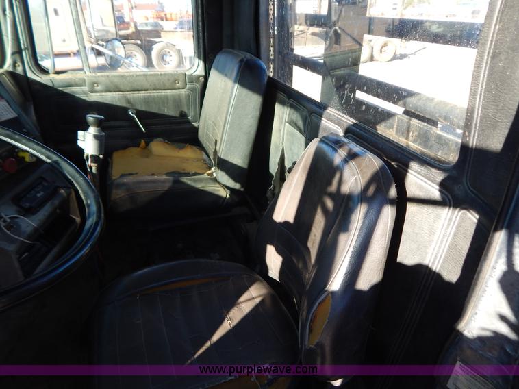 image for item B4821 1989 Mack R690ST semi truck