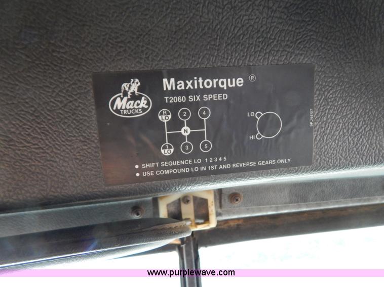 image for item B4821 1989 Mack R690ST semi truck