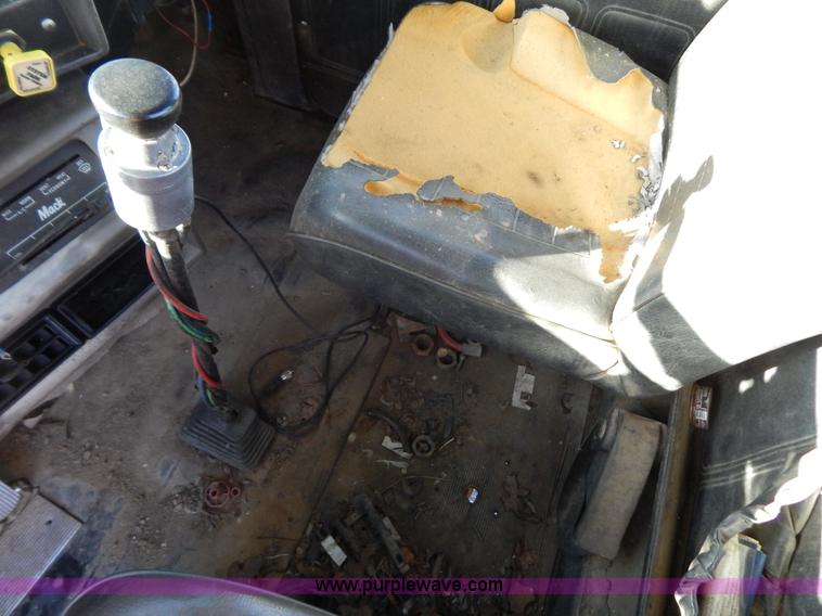 image for item B4821 1989 Mack R690ST semi truck