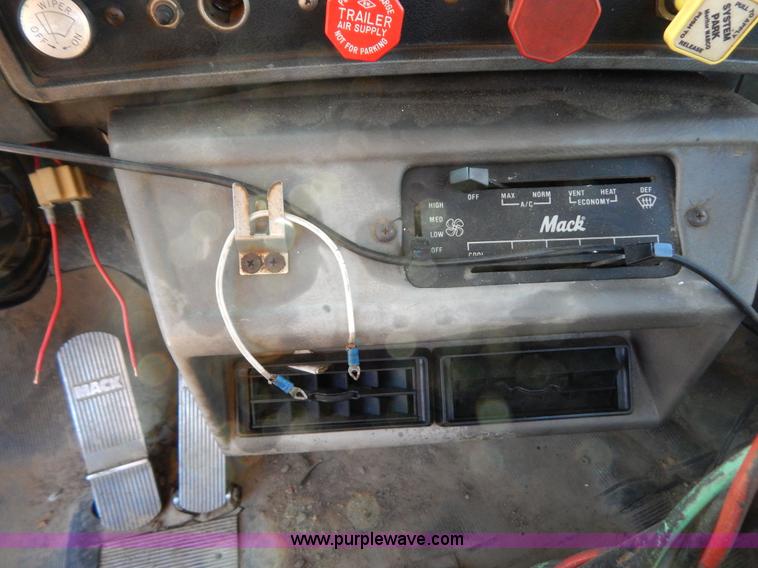 image for item B4821 1989 Mack R690ST semi truck