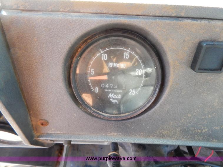 image for item B4821 1989 Mack R690ST semi truck