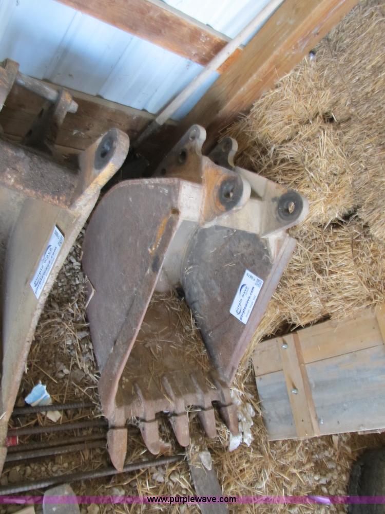 image for item F8879 24"W backhoe bucket