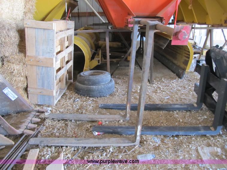 image for item F8883 Backhoe pallet forks with bar