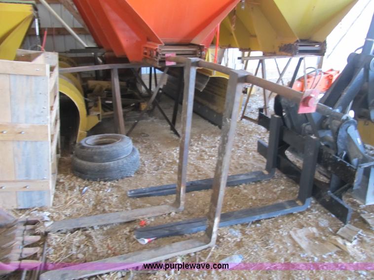 image for item F8883 Backhoe pallet forks with bar