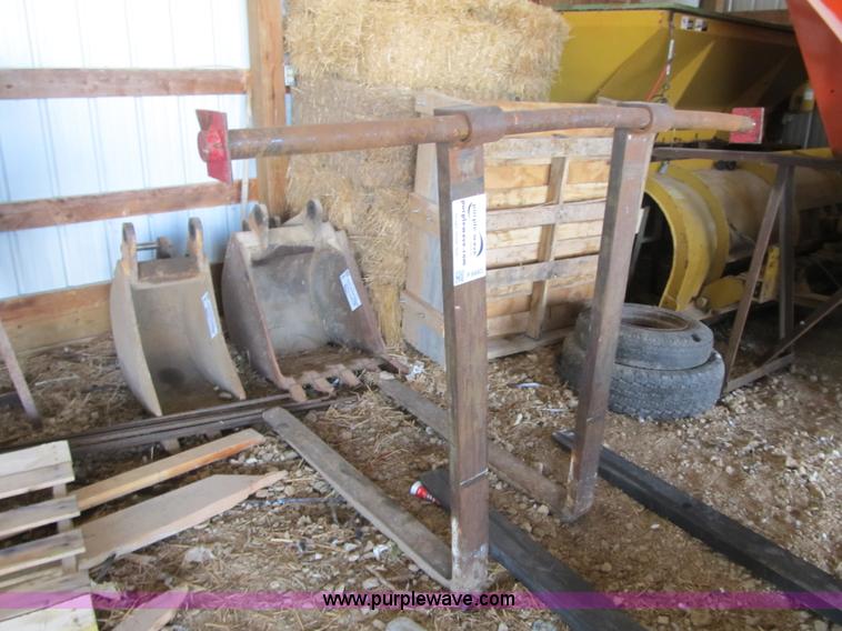 image for item F8883 Backhoe pallet forks with bar