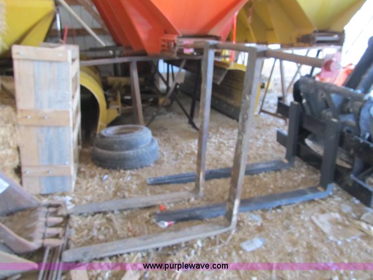 image for item F8883 Backhoe pallet forks with bar