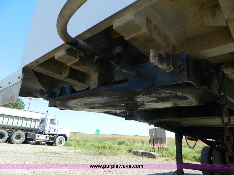 image for item H2437 1998 Travis T-102/27 end dump trailer