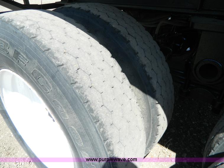 image for item H2437 1998 Travis T-102/27 end dump trailer