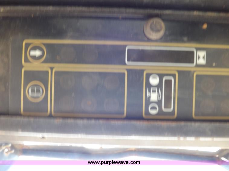 image for item H9011 1995 New Holland LX865 skid steer